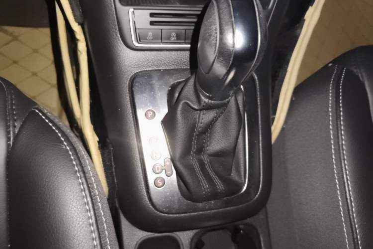 Used Volkswagen Tiguan 2016 280TSI Automatic Two-Wheel Drive Silk Road Comfort Edition Gear Lever
