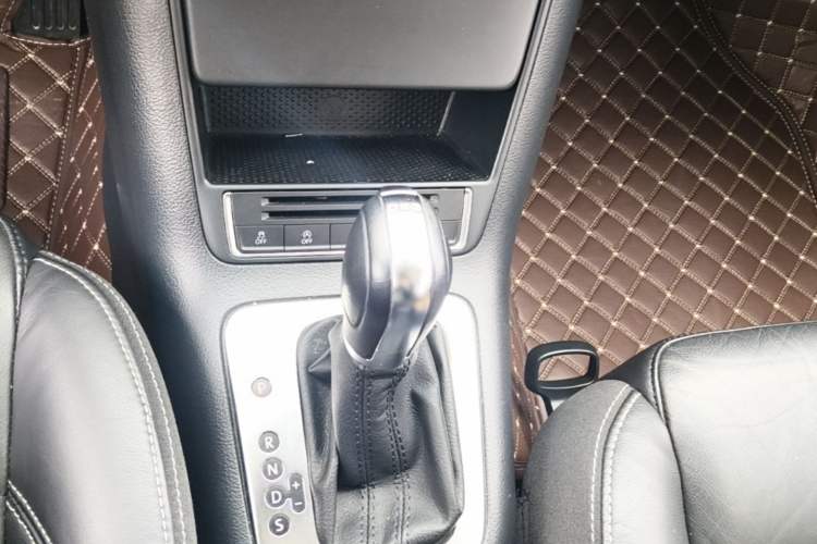 Used Volkswagen Tiguan 2016 280TSI Automatic Two-Wheel Drive Silk Road Comfort Edition Gear Lever