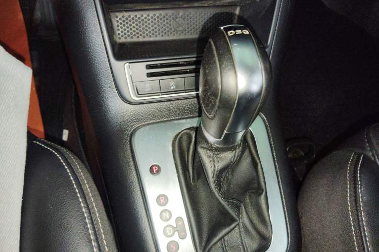 Used Volkswagen Tiguan 2016 280TSI Automatic Two-Wheel Drive Silk Road Comfort Edition Gear Lever