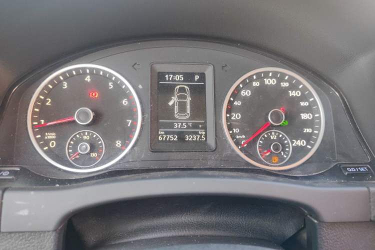 Used Volkswagen Tiguan 2016 280TSI Automatic Two-Wheel-Drive Silk Road Style Edition Instrument Cluster
