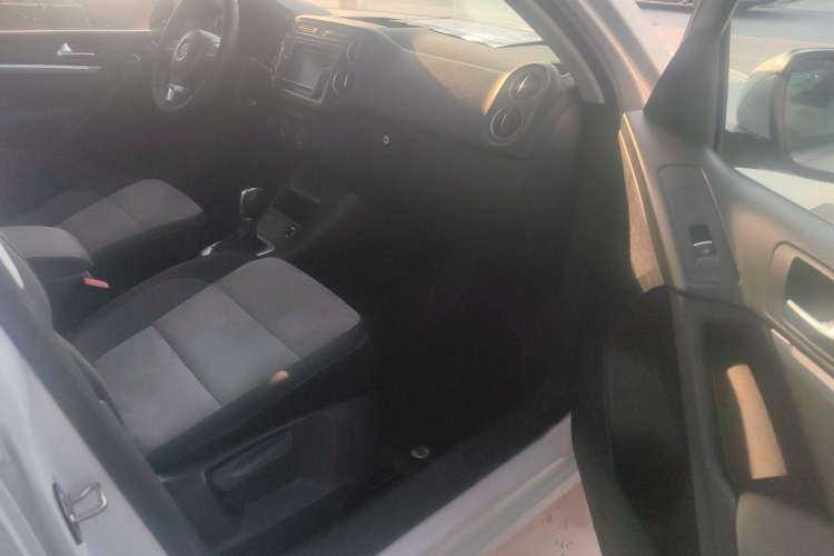 Used Volkswagen Tiguan 2016 2.0 TSI Four-Wheel Drive Standard Version Interior 4