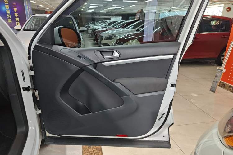 Used Volkswagen Tiguan 2016 2.0 TSI Four-Wheel Drive Standard Version Interior 5