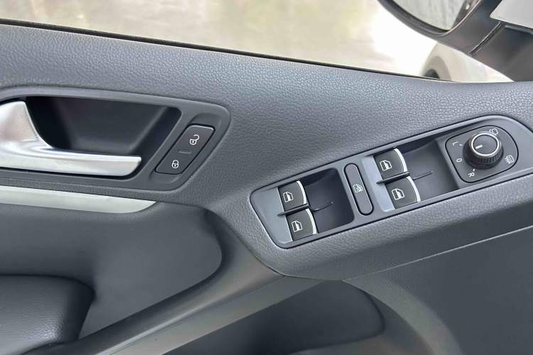 Used Volkswagen Tiguan 2016 300TSI Automatic Two-Wheel Drive Luxury Edition Interior 7