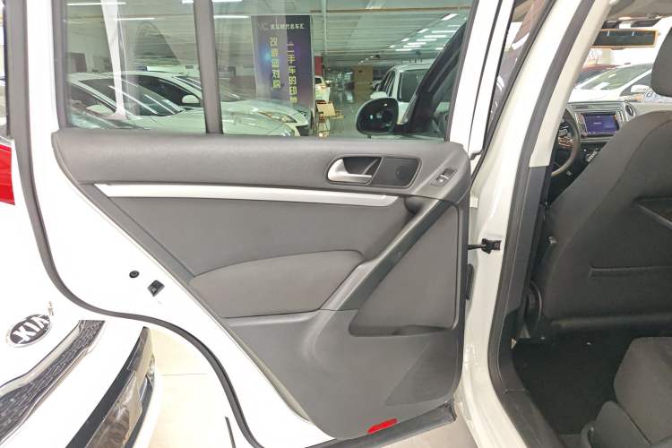 Used Volkswagen Tiguan 2016 2.0 TSI Four-Wheel Drive Standard Version Interior 8