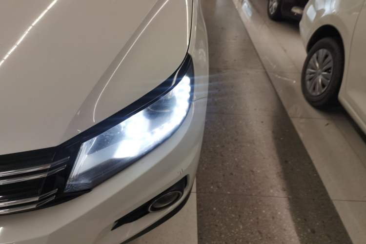 Used Volkswagen Tiguan 2016 2.0 TSI Four-Wheel Drive Standard Version Left Front Headlight