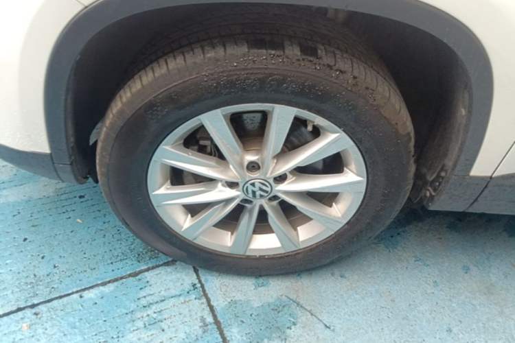 Used Volkswagen Tiguan 2016 280TSI Automatic Two-Wheel-Drive Silk Road Style Edition Left Front Wheel Hub