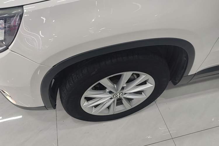 Used Volkswagen Tiguan 2016 280TSI Automatic Two-Wheel Drive Silk Road Comfort Edition Left Front Wheel Hub