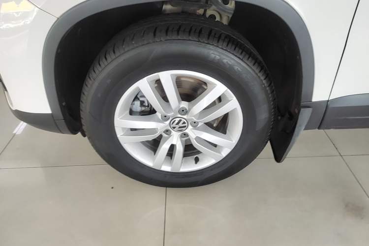 Used Volkswagen Tiguan 2016 300TSI Automatic Two-Wheel Drive Trend Edition Left Front Wheel Hub