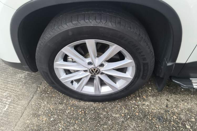 Used Volkswagen Tiguan 2016 280TSI Automatic Two-Wheel Drive Silk Road Comfort Edition Left Front Wheel Hub