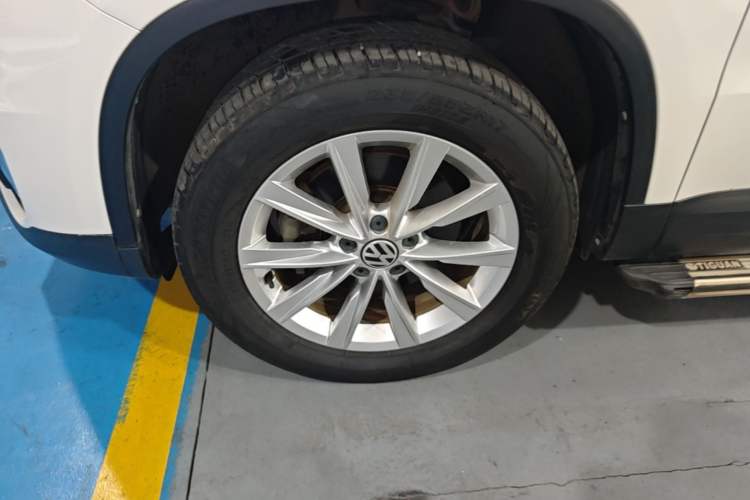 Used Volkswagen Tiguan 2016 280TSI Automatic Two-Wheel Drive Silk Road Comfort Edition Left Front Wheel Hub