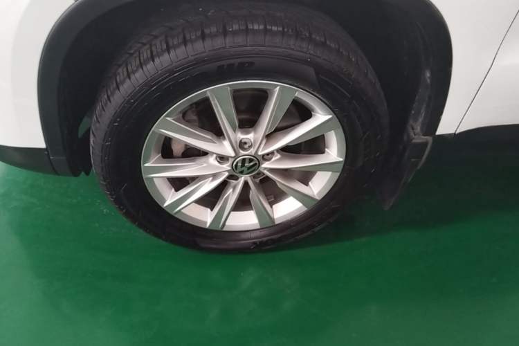 Used Volkswagen Tiguan 2016 280TSI Automatic Two-Wheel-Drive Silk Road Style Edition Left Front Wheel Hub