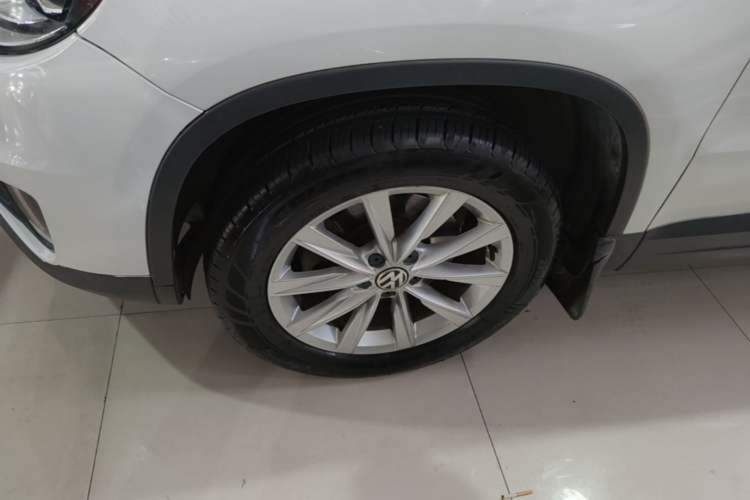 Used Volkswagen Tiguan 2016 280TSI Automatic Two-Wheel-Drive Silk Road Style Edition Left Front Wheel Hub