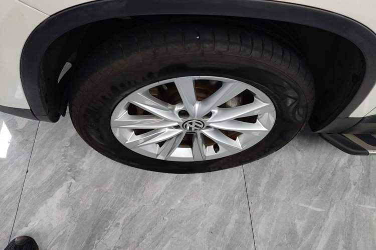 Used Volkswagen Tiguan 2016 280TSI Automatic Two-Wheel-Drive Silk Road Style Edition Left Front Wheel Hub