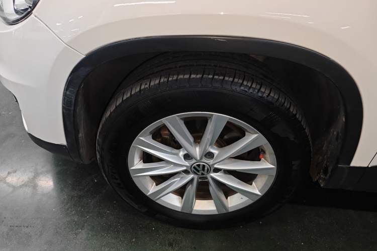 Used Volkswagen Tiguan 2016 280TSI Automatic Two-Wheel-Drive Silk Road Style Edition Left Front Wheel Hub