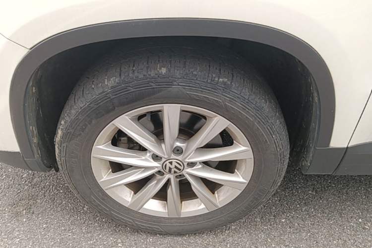 Used Volkswagen Tiguan 2016 280TSI Automatic Two-Wheel-Drive Silk Road Style Edition Left Front Wheel Hub