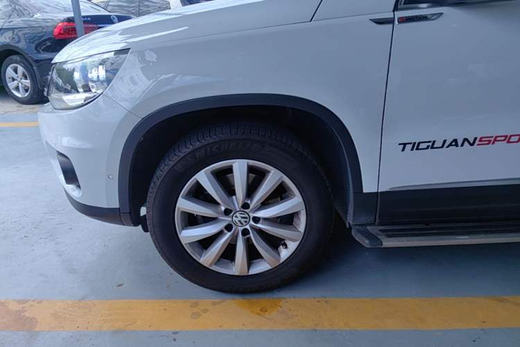 Used Volkswagen Tiguan 2016 2.0 TSI Four-Wheel Drive Standard Version Left Front Wheel Hub