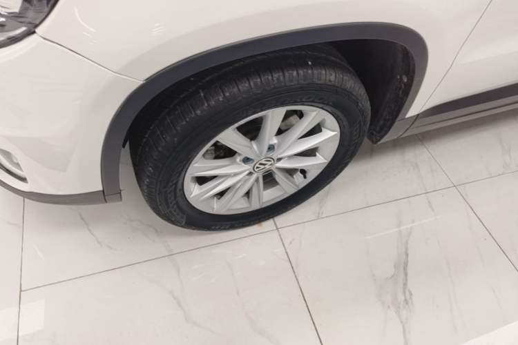 Used Volkswagen Tiguan 2016 280TSI Automatic Two-Wheel-Drive Silk Road Style Edition Left Front Wheel Hub