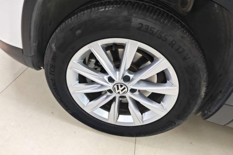 Used Volkswagen Tiguan 2016 280TSI Automatic Two-Wheel Drive Silk Road Comfort Edition Left Front Wheel Hub