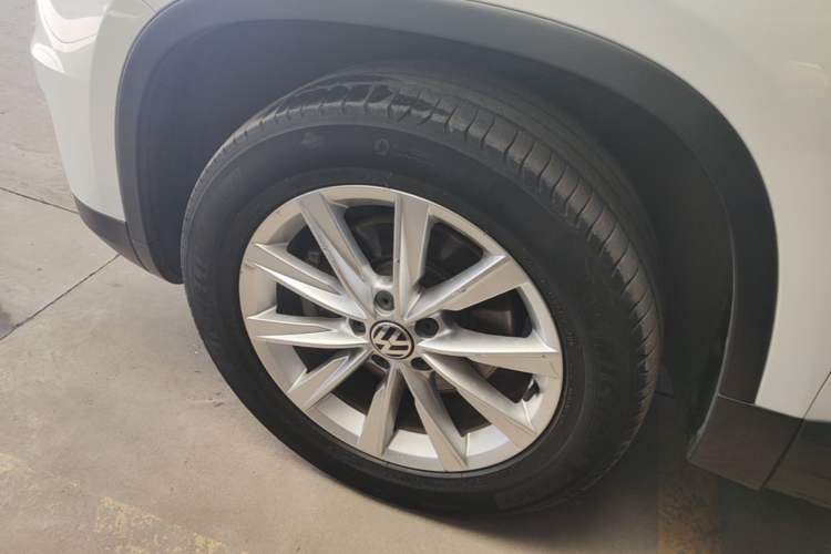 Used Volkswagen Tiguan 2016 280TSI Automatic Two-Wheel Drive Silk Road Comfort Edition Left Front Wheel Hub