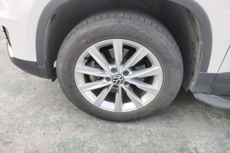 Used Volkswagen Tiguan 2016 280TSI Automatic Two-Wheel-Drive Silk Road Style Edition Left Front Wheel Hub
