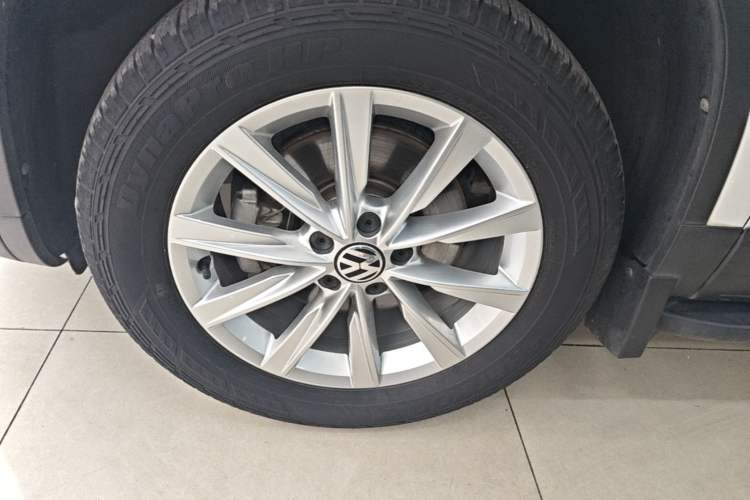 Used Volkswagen Tiguan 2016 280TSI Automatic Two-Wheel-Drive Silk Road Style Edition Left Front Wheel Hub
