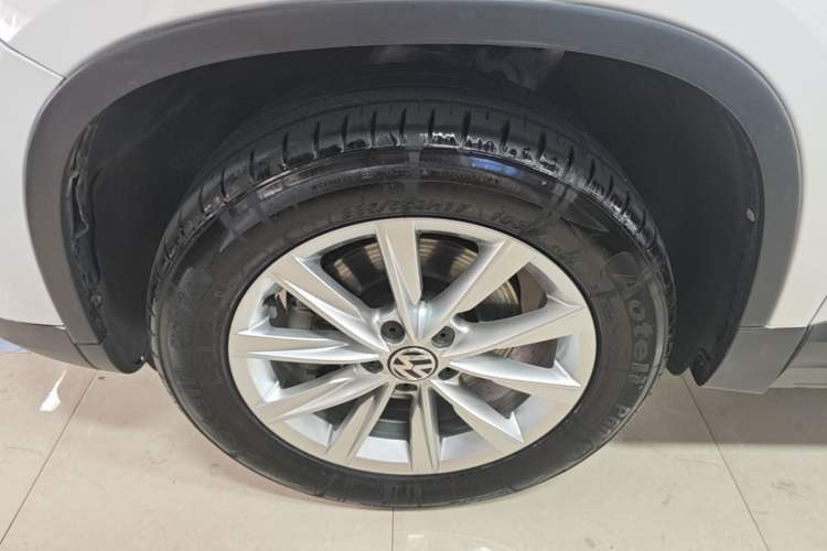 Used Volkswagen Tiguan 2016 280TSI Automatic Two-Wheel-Drive Silk Road Style Edition Left Front Wheel Hub
