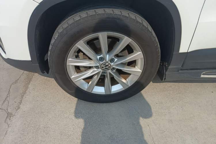 Used Volkswagen Tiguan 2016 280TSI Automatic Two-Wheel-Drive Silk Road Style Edition Left Front Wheel Hub
