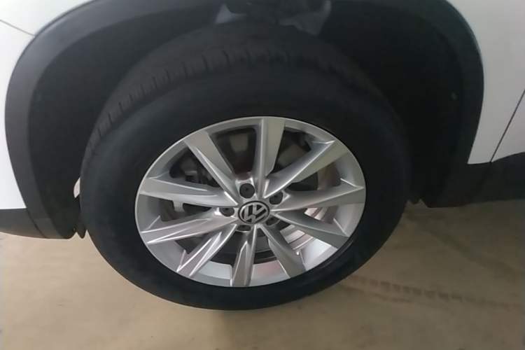 Used Volkswagen Tiguan 2016 280TSI Automatic Two-Wheel-Drive Silk Road Style Edition Left Front Wheel Hub