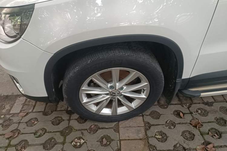 Used Volkswagen Tiguan 2016 280TSI Automatic Two-Wheel-Drive Silk Road Style Edition Left Front Wheel Hub
