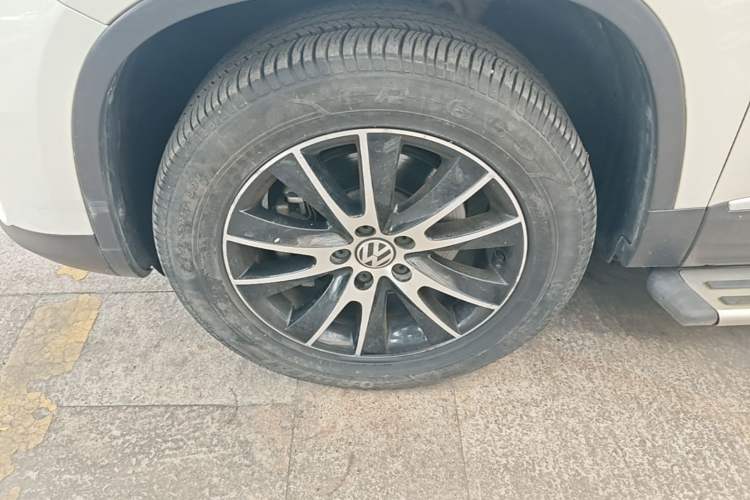 Used Volkswagen Tiguan 2016 300TSI Automatic Two-Wheel Drive Luxury Edition Left Front Wheel Hub