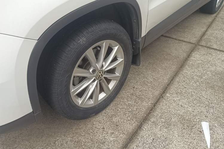Used Volkswagen Tiguan 2016 280TSI Automatic Two-Wheel-Drive Silk Road Style Edition Left Front Wheel Hub