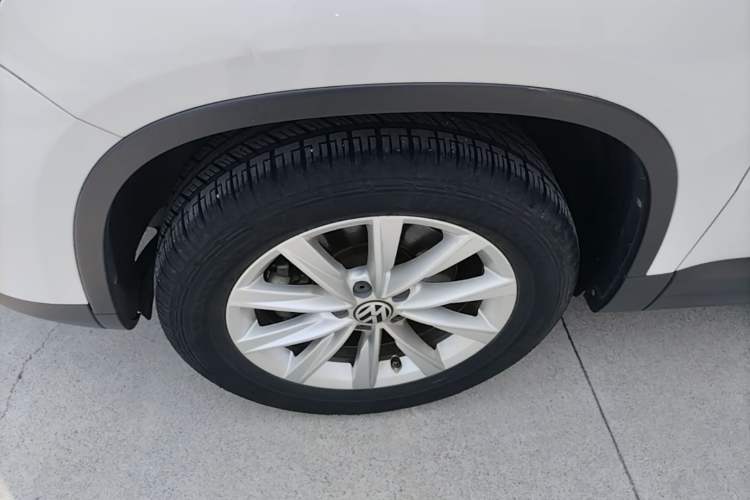 Used Volkswagen Tiguan 2016 280TSI Automatic Two-Wheel-Drive Silk Road Style Edition Left Front Wheel Hub