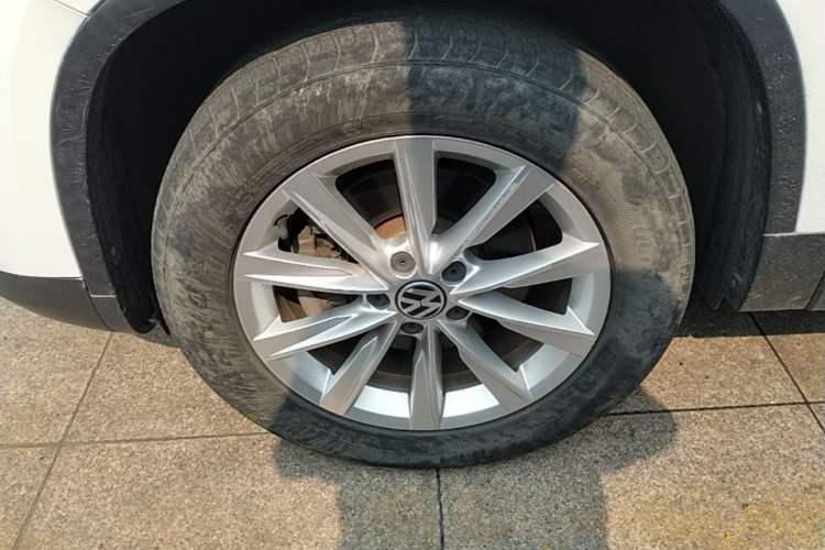 Used Volkswagen Tiguan 2016 280TSI Automatic Two-Wheel-Drive Silk Road Style Edition Left Front Wheel Hub