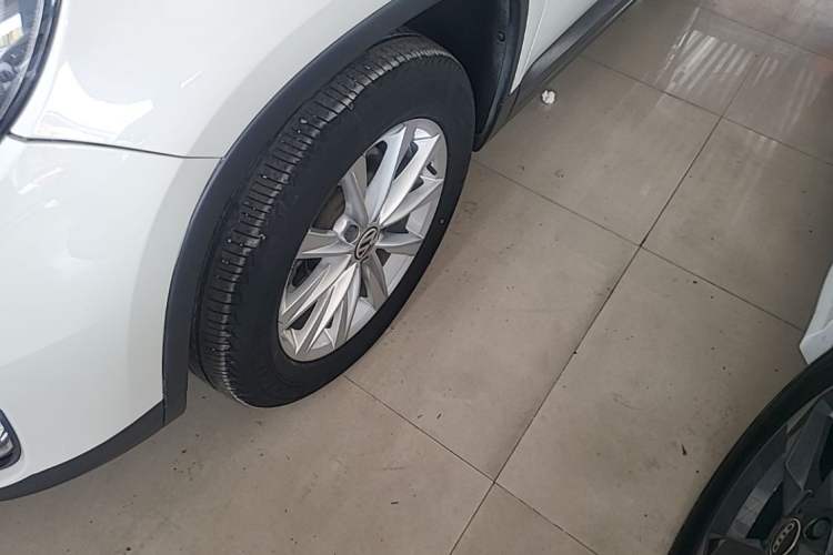 Used Volkswagen Tiguan 2016 280TSI Automatic Two-Wheel-Drive Silk Road Style Edition Left Front Wheel Hub