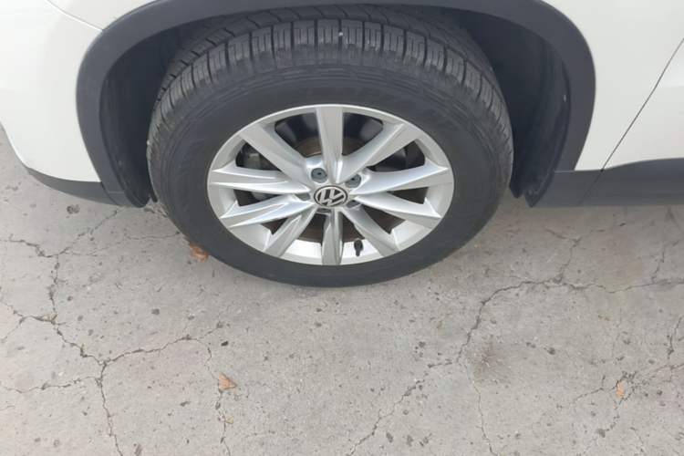 Used Volkswagen Tiguan 2016 280TSI Automatic Two-Wheel-Drive Silk Road Style Edition Left Front Wheel Hub