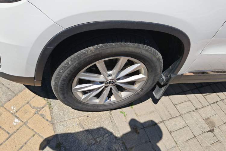Used Volkswagen Tiguan 2016 280TSI Automatic Two-Wheel Drive Silk Road Comfort Edition Left Front Wheel Hub
