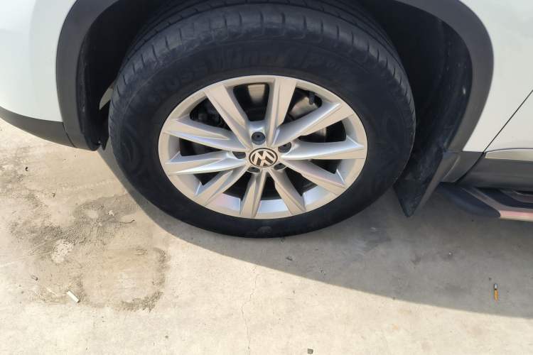 Used Volkswagen Tiguan 2016 280TSI Automatic Two-Wheel-Drive Silk Road Style Edition Left Front Wheel Hub