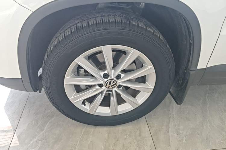 Used Volkswagen Tiguan 2016 280TSI Automatic Two-Wheel Drive Silk Road Comfort Edition Left Front Wheel Hub