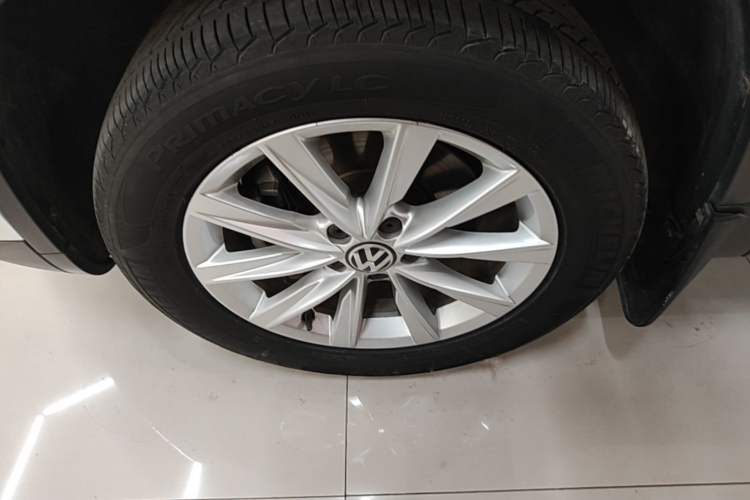 Used Volkswagen Tiguan 2016 280TSI Automatic Two-Wheel-Drive Silk Road Style Edition Left Front Wheel Hub