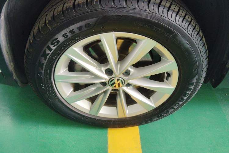 Used Volkswagen Tiguan 2016 280TSI Automatic Two-Wheel Drive Silk Road Comfort Edition Left Front Wheel Hub