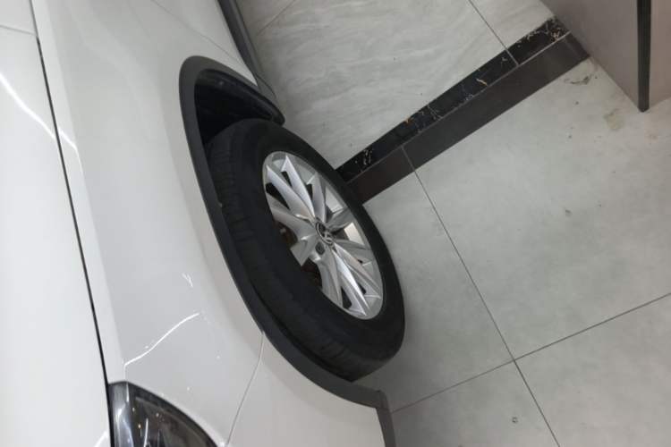 Used Volkswagen Tiguan 2016 280TSI Automatic Two-Wheel-Drive Silk Road Style Edition Left Front Wheel Hub