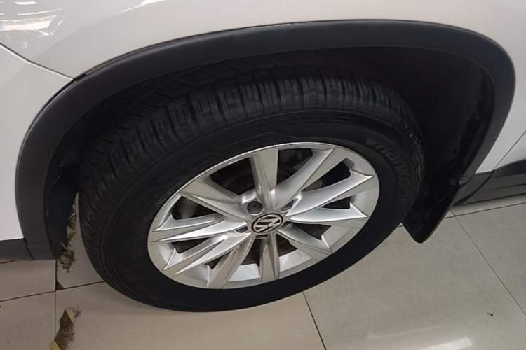 Used Volkswagen Tiguan 2016 280TSI Automatic Two-Wheel Drive Silk Road Comfort Edition Left Front Wheel Hub