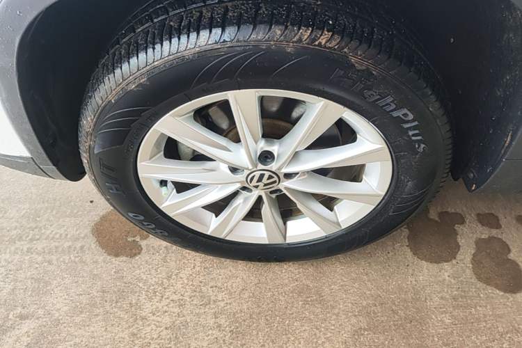 Used Volkswagen Tiguan 2016 280TSI Automatic Two-Wheel-Drive Silk Road Style Edition Left Front Wheel Hub