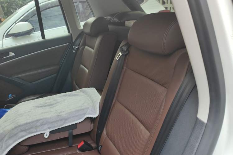 Used Volkswagen Tiguan 2016 300TSI Automatic All-Wheel Drive Luxury Edition Left Rear Seat