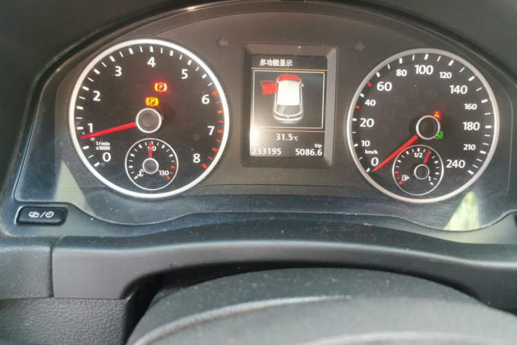 Used Volkswagen Tiguan 2016 2.0 TSI Four-Wheel Drive Standard Version Odometer Close Up