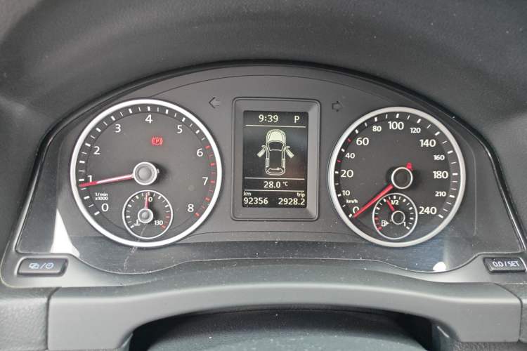 Used Volkswagen Tiguan 2016 280TSI Automatic Two-Wheel-Drive Silk Road Style Edition Odometer Close Up