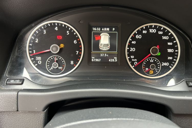 Used Volkswagen Tiguan 2016 2.0 TSI Four-Wheel Drive Standard Version Odometer Close Up