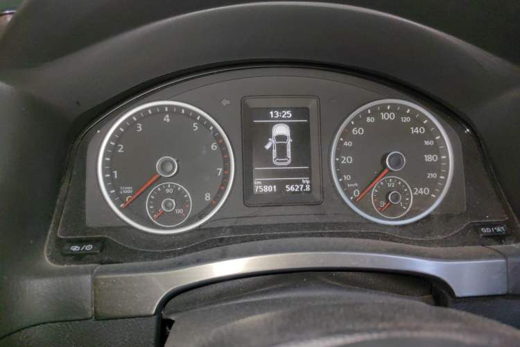 Used Volkswagen Tiguan 2016 280TSI Automatic Two-Wheel-Drive Silk Road Style Edition Odometer Close Up