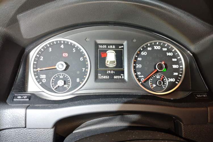 Used Volkswagen Tiguan 2016 2.0 TSI Four-Wheel Drive Standard Version Odometer Close Up