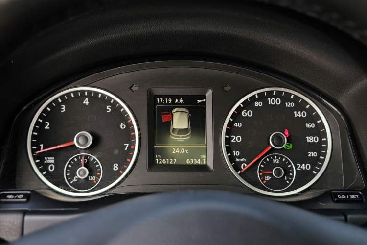 Used Volkswagen Tiguan 2016 2.0 TSI Four-Wheel Drive Standard Version Odometer Close Up